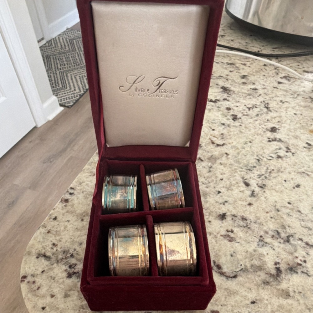 Godinger Silver Metal Napkin Rings Set of 4 in Presentation Box